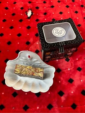 Vintage inspired white enamel soap dish with 1 bar Finchberry soap.